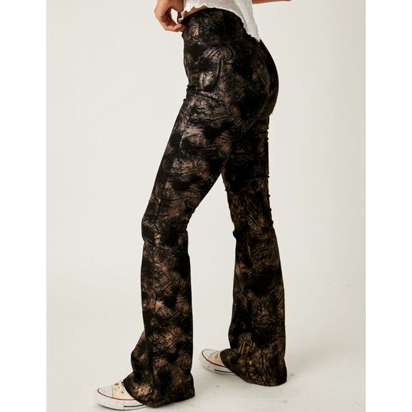 🎉LAST CHANCE🎉 FREE PEOPLE Jayde Metallic Printed Flare Jeans / Black Tie - Picture 3 of 10